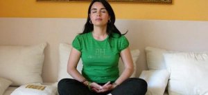 La Meditación Trascendental es un procedimiento sencillo y natural que se practica sin esfuerzo durante 20 minutos, dos veces al día, sentado cómodamente con los ojos cerrados.