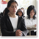 Alumnos meditando en sus esculeas